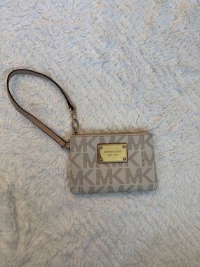 Michael Kors | MK Logo Wristlet